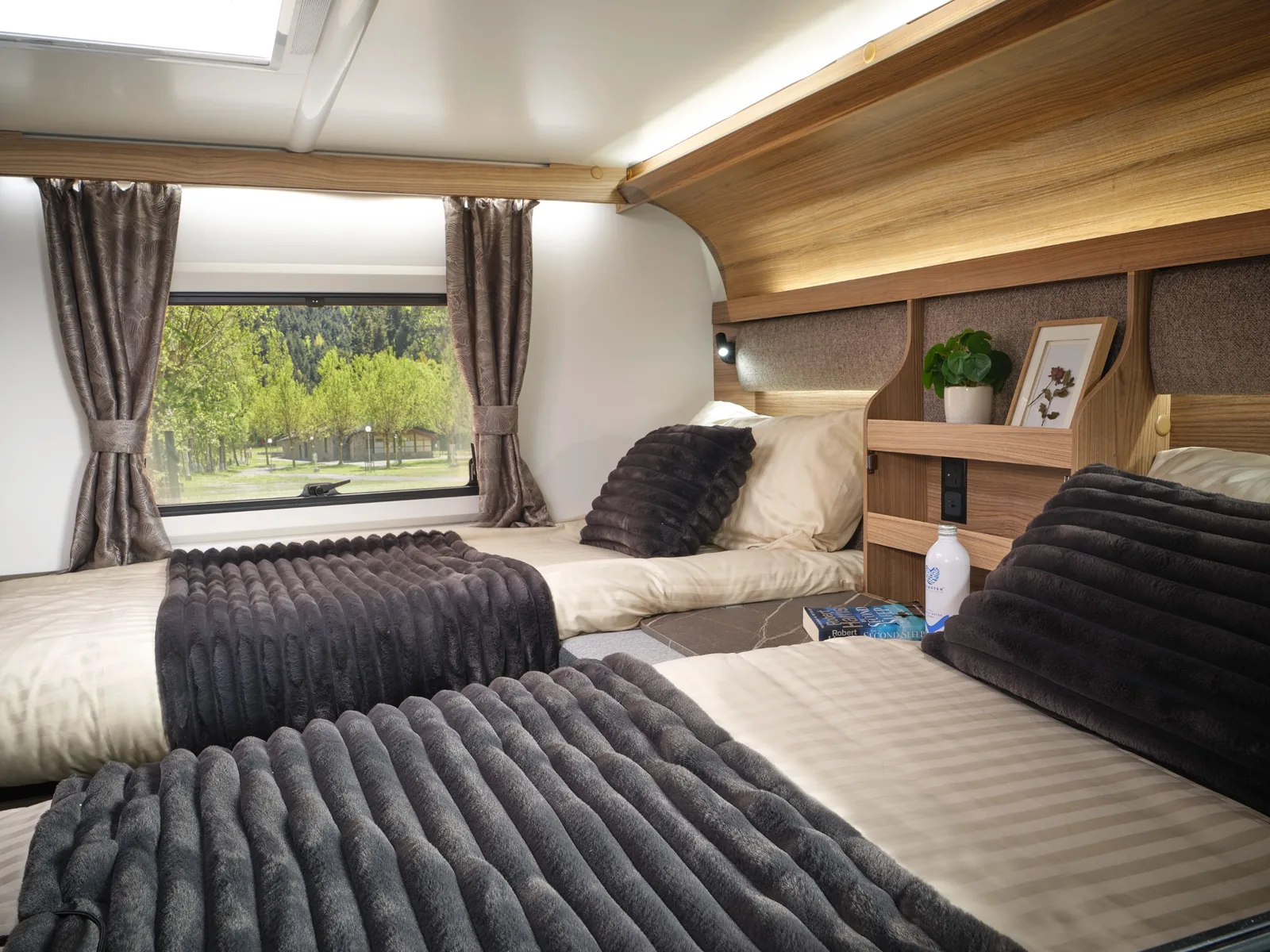 Bailey Autograph 79-4T permanent rear twin single bed bedroom