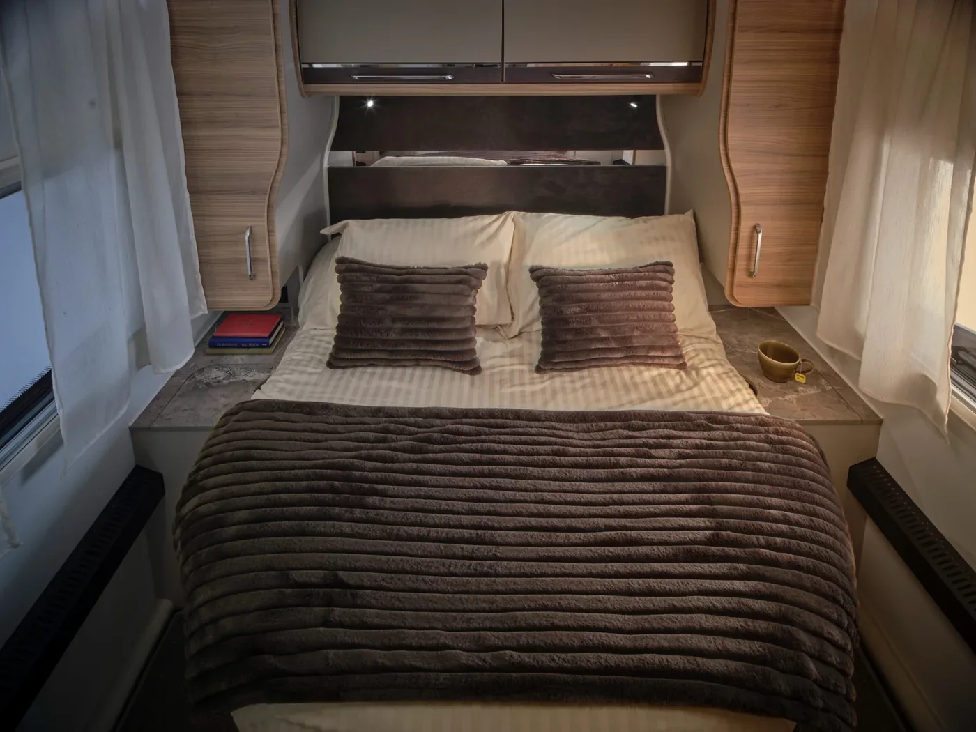 2027 Bailey Unicorn Deluxe Cabrera island bedroom