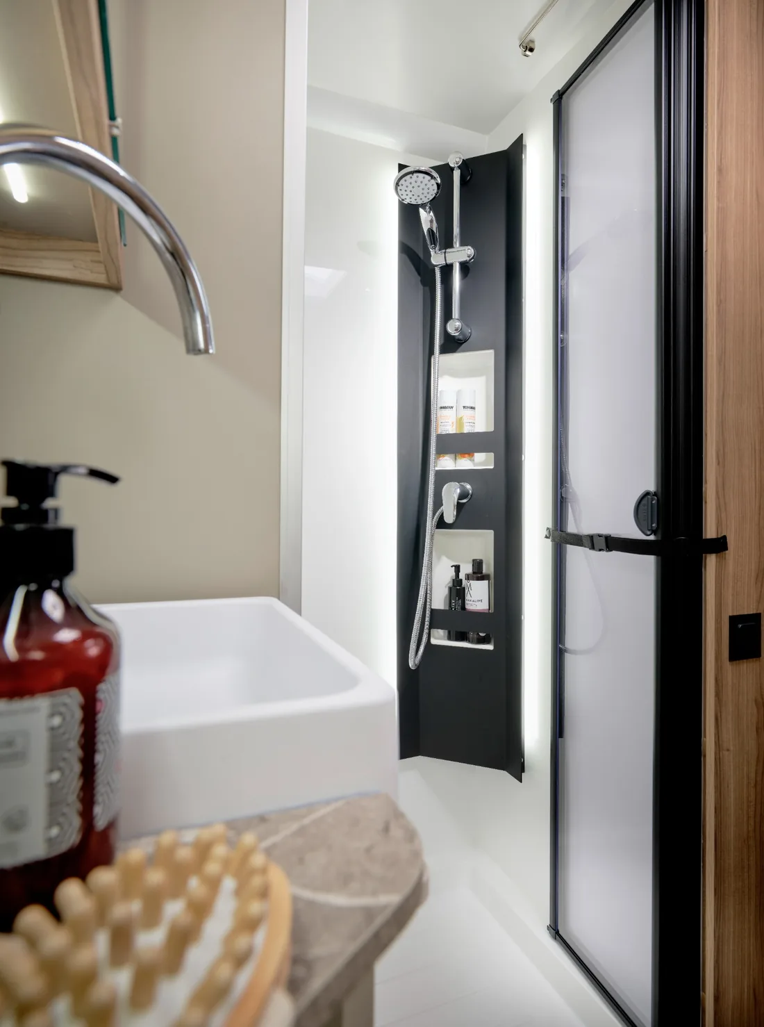 Bailey Unicorn Deluxe Madrid separate shower compartment