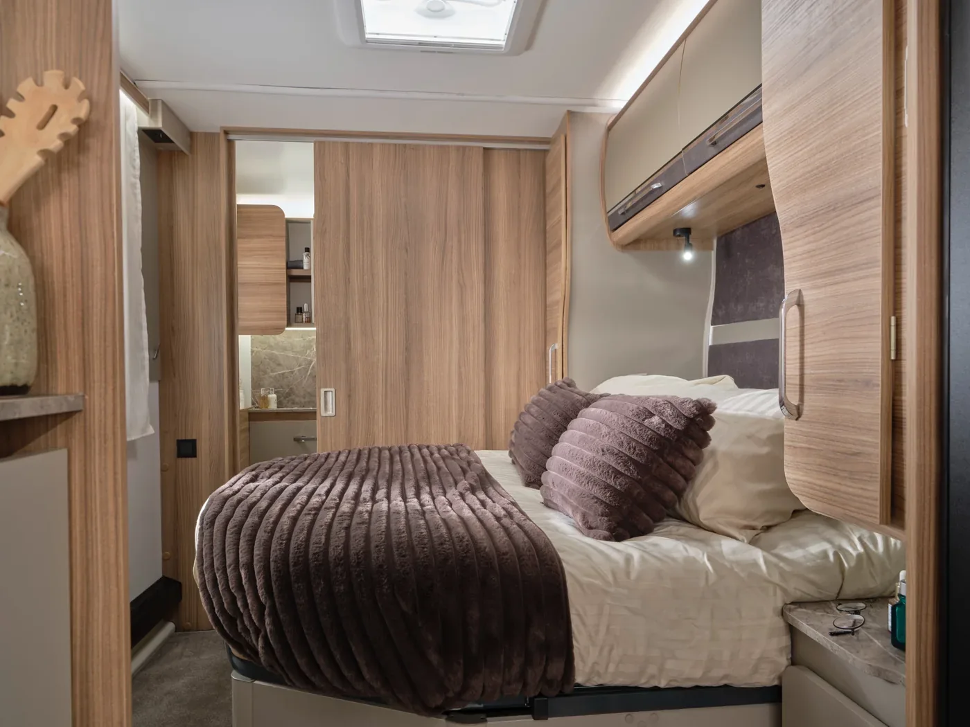 2027 Bailey Unicorn Deluxe Vigo transverse island bedroom
