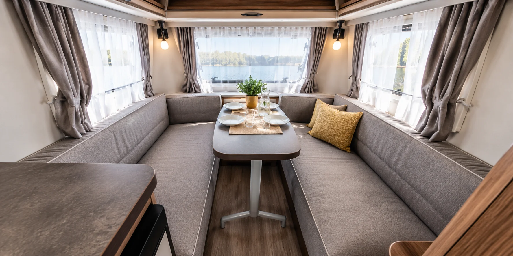 Interior and lounge of the ERIBA Touring 420